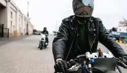 Motociklisti ilustracija