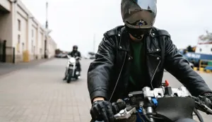 Motociklisti ilustracija