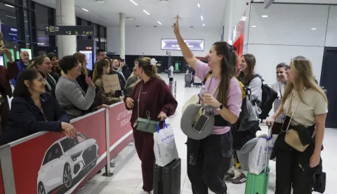 Zagreb, 07.03.2026. - Dolazak repatrijacijskog leta Croatie Airlines iz Rijada u organizaciji Vlade, MVEP-a i MMPI-a s hrvatskim državljanima iz Katara, Kuvajta i Bahreina. foto HINA/ Admir BULJUBA&Scaron;IĆ/ abu