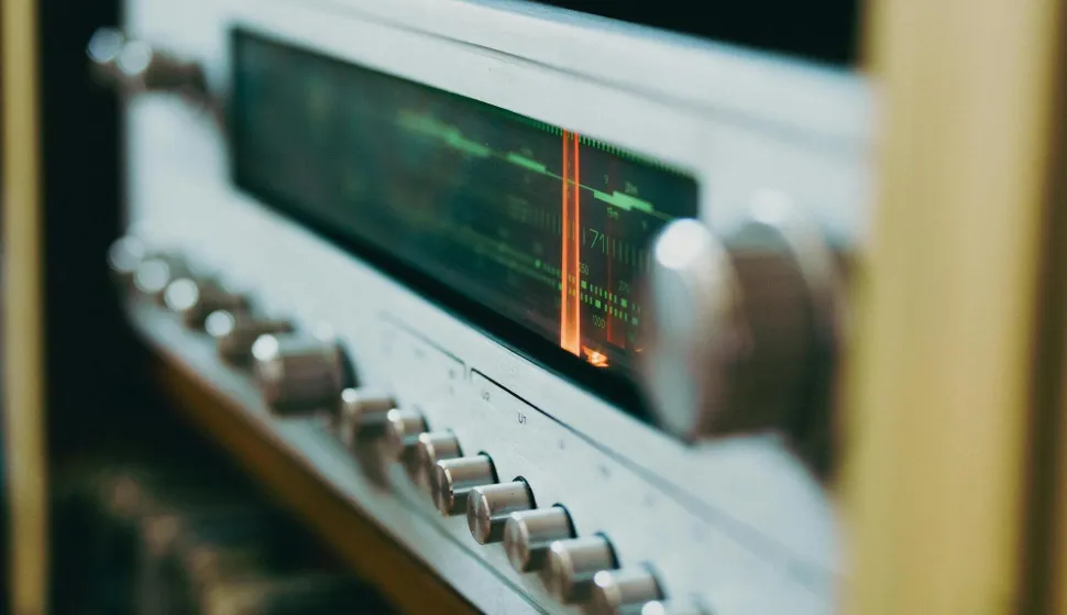 radio fm ilustracija 