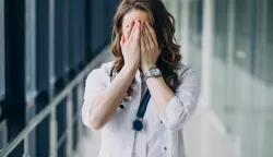 Young woman doctor with stethoscope at hospitaldoktorica liječnica stres bol briga ilustracija freepik