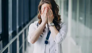 Young woman doctor with stethoscope at hospitaldoktorica liječnica stres bol briga ilustracija freepik