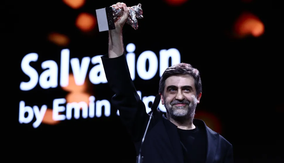 21 February 2026, Berlin: Emin Alper receives the Silver Bear Grand Jury Prize for the film "Kurtulus (Salvation) " on stage during the award ceremony at the closing gala in the Berlinale Palast. The 76th Berlin International Film Festival will take place from February 12 to 22, 2026. Photo: Christoph Soeder/dpa Photo: Christoph Soeder/DPA