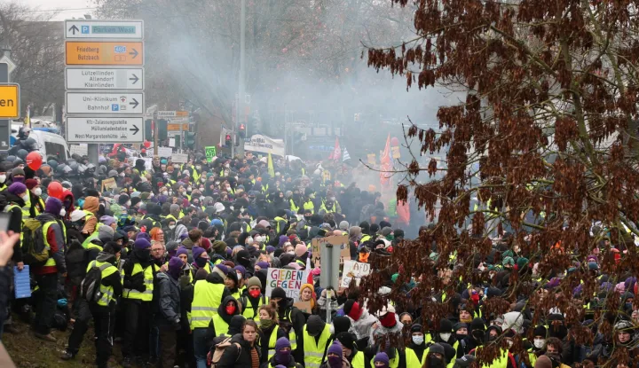 BERLIN, 29. studenoga 2025. (Hina) - Osnivački kongres nove organizacije podmlatka desno-populističke Alternative za Njemačku (AfD) u zapadnonjemačkom Giessenu u subotu počeo je s nekoliko sati zaka&scaron;njenja zbog blokada prilaza mjestu održavanja koje su organizirali protivnici AfD-a.