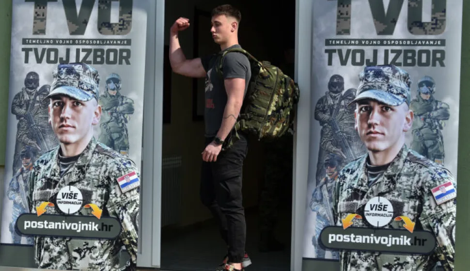 Nakon skoro osamnaest godina pauze od posljednje generacije obveznih ročnika, u Hrvatskoj je jučer ponovno pokrenuto temeljno vojno osposobljavanje. Prva skupina ročnika i ročnica obuku je započela u vojarnama u Kninu, Slunju i Požegi, a ukupno je na tri vojne lokacije raspoređeno 800 polaznika.