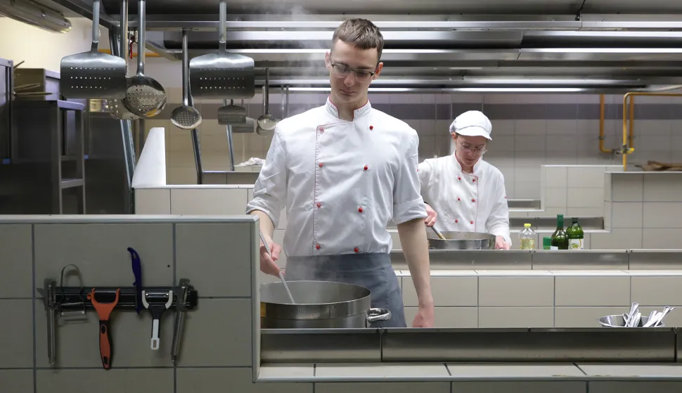 Osijek, 28. 02. 2025., Ugostiteljsko turistička &scaron;kola Osijek, promocija, kuharica, Tomica Đukić, Volim svoju županiju - kuharica, kuhanje; kuharski posao; sezonski posao; mladi kuhariSNIMIO BRUNO JOBST