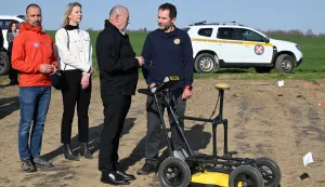 Vukovar, 09.03.2026. - Farma Jakobovac -prezentacija rada potražnih pasa HGSS-a i georadara. Izjave za medije dali ministar Tomo Medved i izvr&scaron;ni pročelnik HGSS-a Marko Rakovac.foto HINA/Gordan Panić