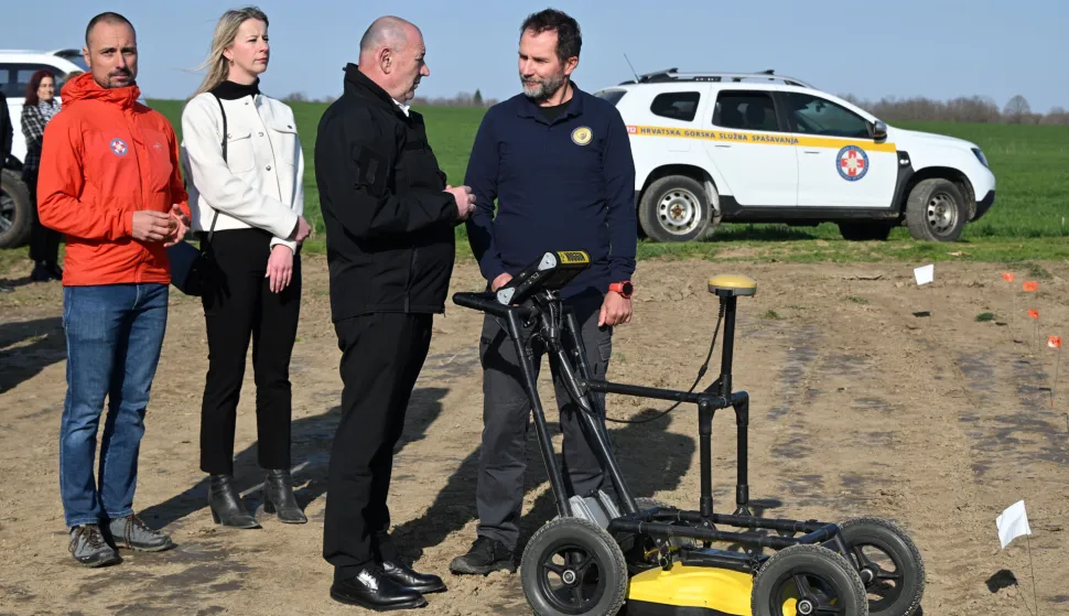Vukovar, 09.03.2026. - Farma Jakobovac -prezentacija rada potražnih pasa HGSS-a i georadara. Izjave za medije dali ministar Tomo Medved i izvr&scaron;ni pročelnik HGSS-a Marko Rakovac.foto HINA/Gordan Panić