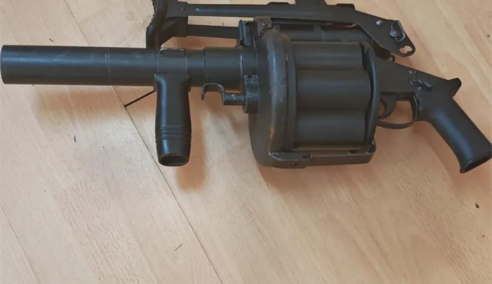 U ponedjeljak 9. ožujka 2026. na području Požege, anonimni građanin dragovoljno je policijski službenicima predao vi&scaron;estruki bacač granata i automatsku pu&scaron;ku.