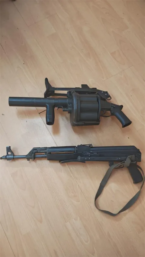 U ponedjeljak 9. ožujka 2026. na području Požege, anonimni građanin dragovoljno je policijski službenicima predao vi&scaron;estruki bacač granata i automatsku pu&scaron;ku.