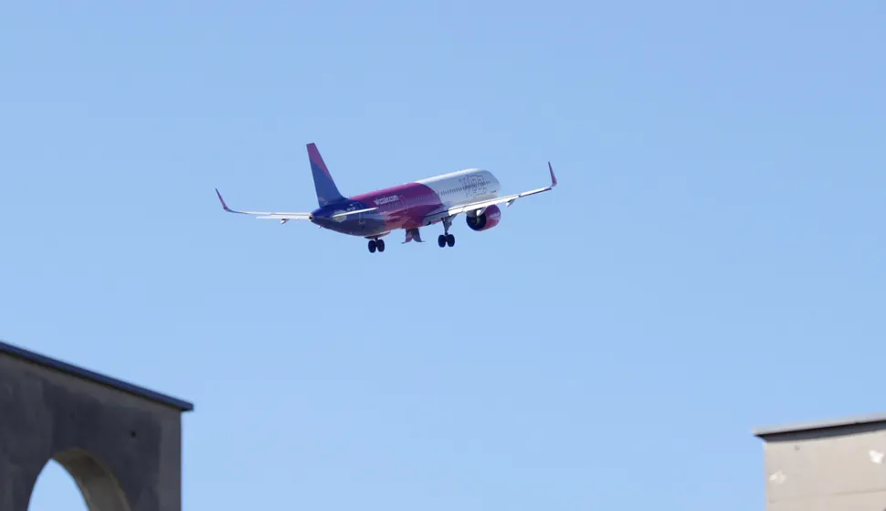 Klisa, 29. 10. 2025., Zračna luka Osijek, ZLO, Osijek airport, aerodrom, obilazak, Ivan Radić, Nata&scaron;a Trami&scaron;ak, radovi, rekonstrukcija, WIZZ AIR; vježbanje; polijetanje; slijetanje; vježba, zrakoplov; putnički zrakoplov; putnički avion; avion; zrakoplov SNIMIO BRUNO JOBST