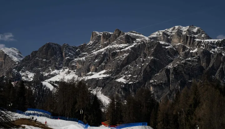 Athletes compete in the men's snowboard cross event during the Milano Cortina 2026 Paralympic Winter Games in Cortina d?Ampezzo on March 8, 2026. (Photo by JEFF PACHOUD/AFP)