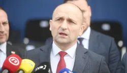 Split. 10.03.2026. Ministar obrane Ivan Anu&scaron;ić, ministar poljoprivrede, &scaron;umarstva i ribarstva David Vlajčić i načelnik Glavnog stožera Oružanih snaga RH general-pukovnik Tihomir Kundid na svečanoj primopredaji gumenih brodica "Modrulj"Na slici Ivan Anu&scaron;ić. foto HINA/ Mario STRMOTIĆ/ms 