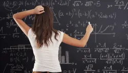 Young woman looking at math problem on blackboardPISMENOST PETNAESTOGODI&Scaron;NJAKA U 81 ZEMLJI SVIJETAMain Headline:Pala razina znanja, hrvatski učenici lo&scaron;i su u matematici pisa freepik