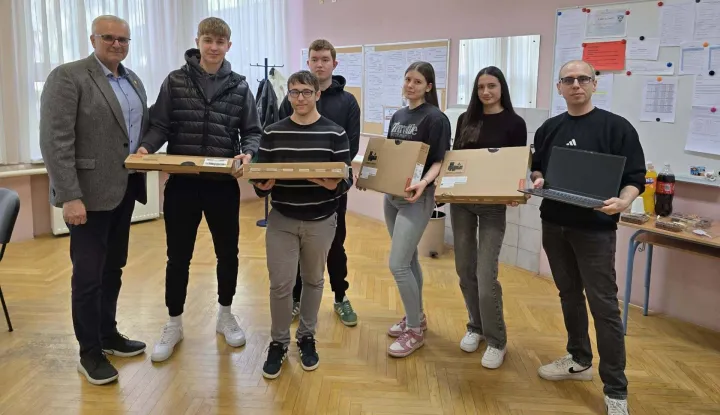 Gradonačelnik Pavelić uručio laptope Prvoj srednjoj &scaron;koli