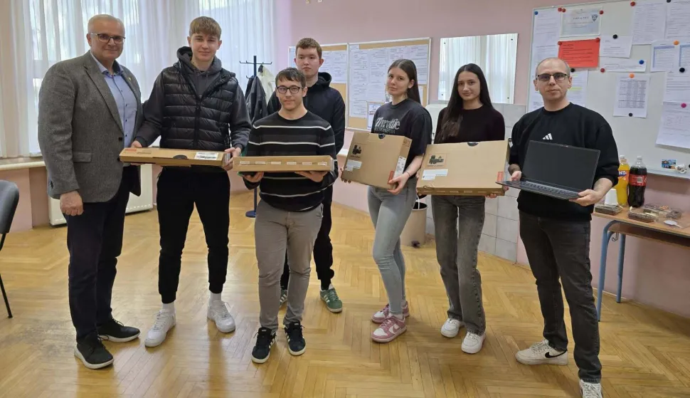 Gradonačelnik Pavelić uručio laptope Prvoj srednjoj &scaron;koli