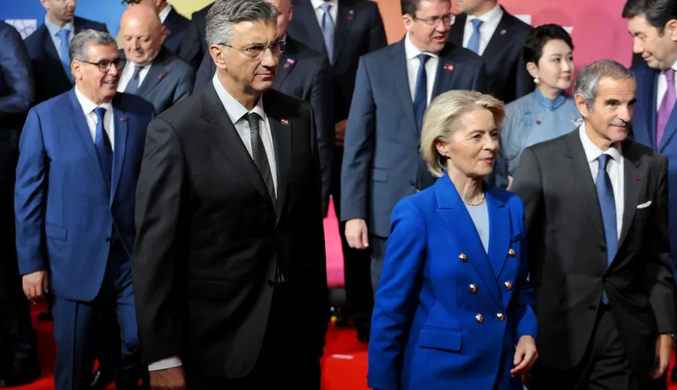 Pariz, 10.3.2026.- Predsjednik Vlade RH Andrej Plenkovi? sudjelovao je u Parizu na samitu o nuklearnoj energiji. Na slici Andre Plenkovi? i Ursula von der Leyen. foto HINA/ ua