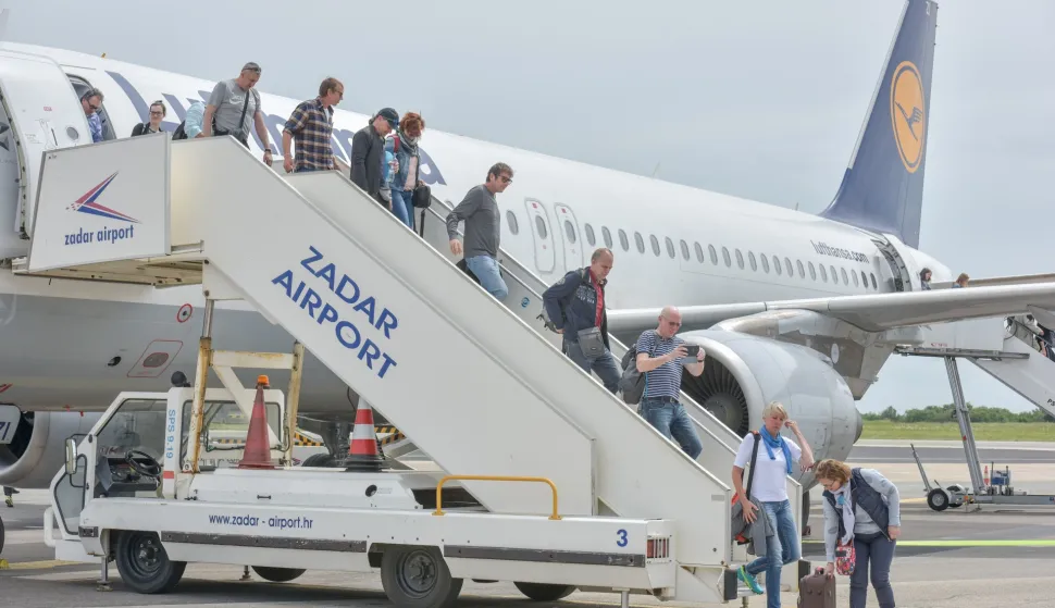 05.05.2018., Zadar - U zracnu luku Zadar jutros je svecano sletio prvi zrakoplov Lufthanse iz Frankfurta. Airbus A-319 docekan je atraktivnim "krstenjem" vodenim topovima vatrogasne postrojbe Zracne luke Zadar, a uruceni su i prigodni darovi za putnike u dolasku i odlasku. Nakon linije za Munchen, rijec je o drugoj liniji ove kompanije prema Zracnoj luci Zadar i ukupno devetom odredistu Lufthansa Grupe. Zadar ce dva puta tjedno biti povezan s jednim od najvecih europskih zrakoplovnih cvori&scaron;ta Frankfurtom, zrakoplovima Airbus A319, i to subotom i nedjeljom. rPhoto: Dino Stanin/PIXSELL 