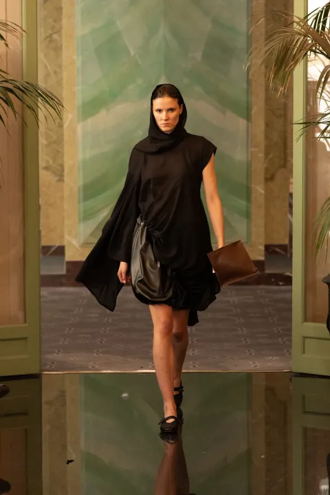 Tjedan mode u Parizu: Modeli Martine Herak prikazuju ženstvenost kroz skulpturalne siluete