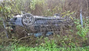 U prometnoj nesreći koja se dogodila 3. studenoga, u 7.40 sati, na autocesti A3, u blizini Okučana, jedna osoba je te&scaron;ko ozlijeđena.Policijski službenici Postaje prometne policije Slavonski Brod, očevidom su utvrdili da je 42-godi&scaron;njak upravljajući osobnim automobilom (nacionalnih registracijskih oznaka Republike Srbije), zbog ne kretanja sredinom obilježene lijeve prometne trake (sjeverne kolničke trake), kotačima zahvatio travnatu povr&scaron;inu.Potom je do&scaron;lo do zano&scaron;enja automobila i slijetanja s kolnika, udara u sredi&scaron;nju metalnu odbojnu ogradu, a nakon udara do odbacivanja automobila i slijetanja na travnatu povr&scaron;inu te udara u smjerokazne stupiće i prometni znak. U daljnjem nekontroliranom kretanju, automobil se vi&scaron;estruko prevrnuo, probio za&scaron;titnu žičanu ogradu, te se zaustavio okrenut na krov. U prometnoj nesreći, te&scaron;ko je ozlijeđen 42-godi&scaron;njak, kojemu je liječnička pomoć pružena u bolnici u Novoj Gradi&scaron;ki.Policijski službenici su vozaču izdali prekr&scaron;ajni nalog zbog počinjenih prekr&scaron;aja iz Zakona o sigurnosti prometa na cestama.