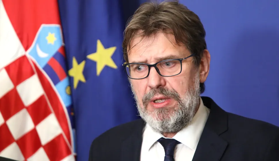 Zagreb, 05.01.2023. - Predsjednik Vlade Andrej Plenković primio je predsjednika Demokratskog saveza Hrvata u Vojvodini (DSHV) i ministra za ljudska i manjinska prava i dru&scaron;tveni dijalog Republike Srbije Tomislava Žigmanova. Na fotografiji Tomislav Žigmanov, izjave nakon sastanka sa premijerom Plenkovićem.foto HINA/ Admir BULJUBA&Scaron;IĆ/ abu