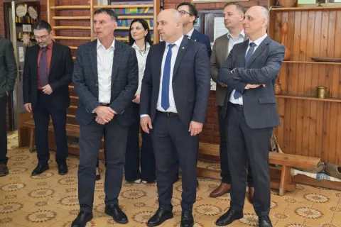 NEGOSLAVCIU Osnovnoj &scaron;koli Negoslavci službeno su uvedeni u posao izvođači radova, vukovarska tvrtka 3D Gradnja d.o.o., na projektu "Optimizacija postojećih učionica O&Scaron; Negoslavci i izgradnja &scaron;kolske sportske dvorane", čime započinje realizacija infrastrukturnog projekta vrijednog gotovo 2,3 milijuna eura.ožujak 2026.