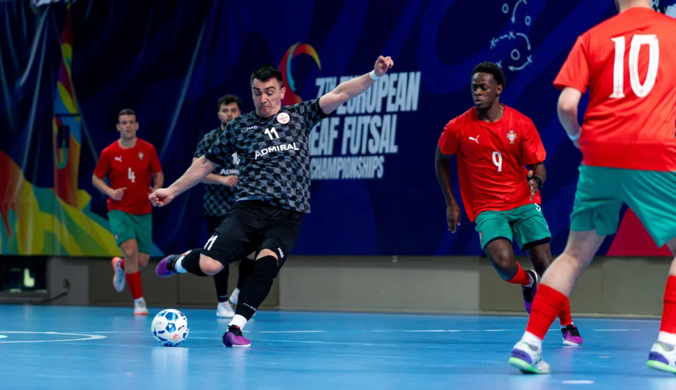 Hrvatska mu&scaron;ka futsal reprezentacija gluhih ostvarila je prvi nastup i prvu pobjedu na 7. Europskom prvenstvu u futsalu za gluhe u Poreču, svladav&scaron;i Portugal s 2:0 u susretu 2. kola skupine A.