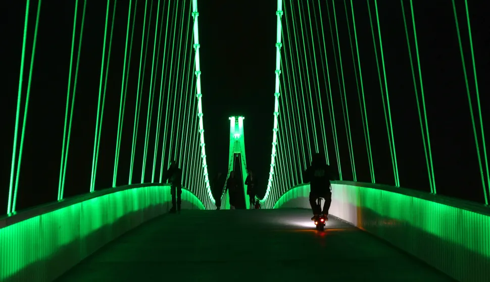Osijek, 11. 03. 2026., Pje&scaron;ački most, Svjetski dan glaukoma, Klinika za očne bolesti, obilježavanje, most, zelena boja, zeleno svjetljen mostSNIMIO BRUNO JOBST