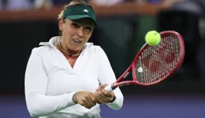 INDIAN WELLS, CALIFORNIA - MARCH 07: Donna Vekic of Croatia plays a backhand against Jessica Pegula of the United States in their second round match of the BNP Paribas Open at Indian Wells Tennis Garden on March 07, 2026 in Indian Wells, California. Clive Brunskill/Getty Images/AFP (Photo by CLIVE BRUNSKILL/GETTY IMAGES NORTH AMERICA/Getty Images via AFP)