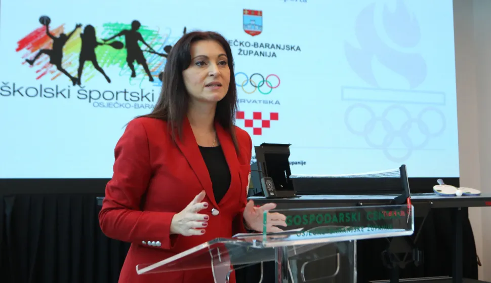 Osijek, 25. 11. 2025, Gospodarski centar Osijek. Uručenje sportske opreme stolnoteniskih stolova i elektroničkih streljjačkih meta, Županica Nata&scaron;a Trami&scaron;ak...snimio GOJKO MITIĆ