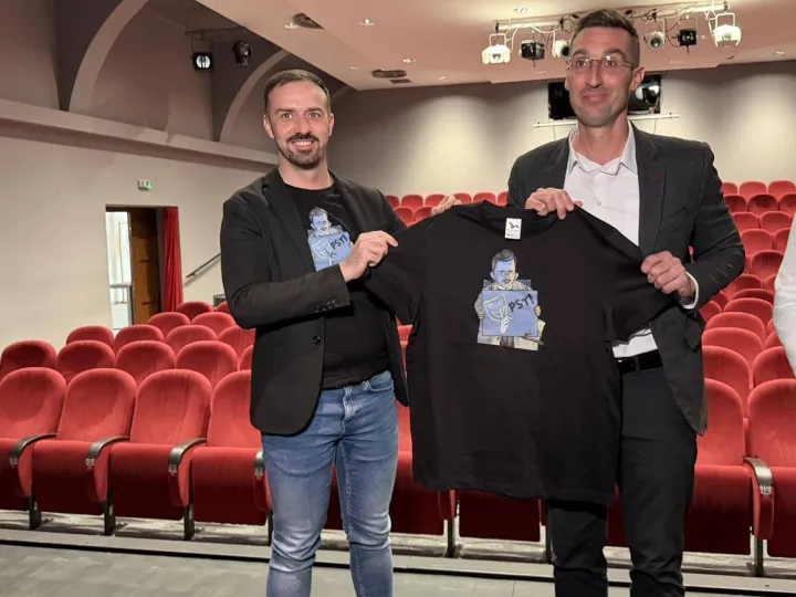 Marko Sabljaković uručivanje službene majice vinkovačkom gradonačelniku Josipu Romiću 