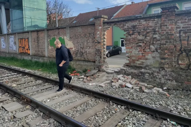 Željeznički kolodvor, improvizirani prijelaz preko pruge, Pje&scaron;ački nathodnik, HŽ