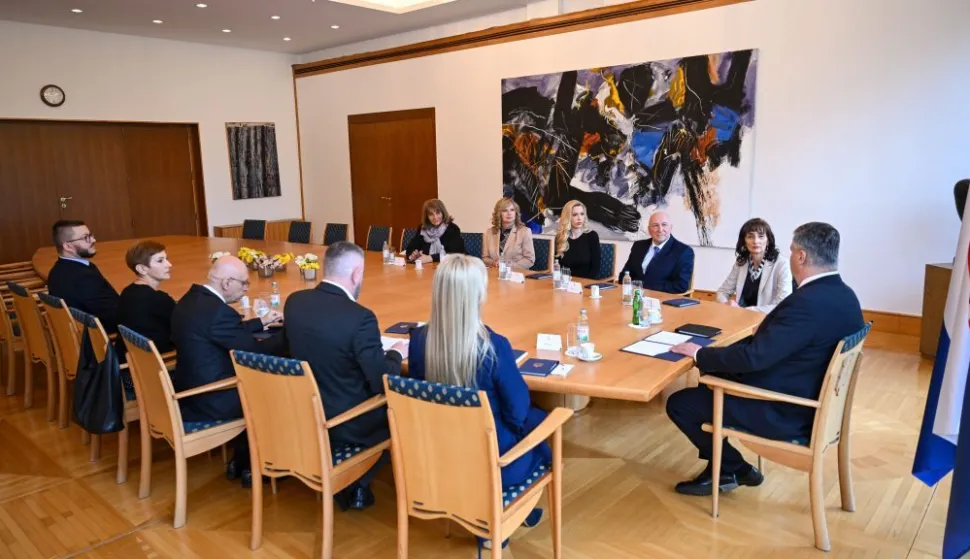 ZAGREB, 12. ožujka 2026. (Hina) - Predsjednik Zoran Milanović primio je u četvrtak izaslanstvo Hrvatske psiholo&scaron;ke komore u povodu Nacionalnog dana psihologa, a na sastanku je upozoreno da većina psihologa radi u Zagrebu, &scaron;to znači da usluge psihologa nisu svima jednako dostupne, pogotovo ne u manjim sredinama.