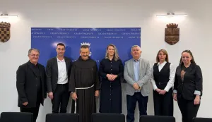 VINKOVCIKatarina Vučić, dogradonačelnica Vinkovaca, primila je hrvatskog misionara u Africi, fra Ivicu Perića, i predstavnika vinkovačkog Caritasa, a susretu se pridružio i gradonačelnik Josip Romić.OŽUJAK 2026.