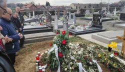Satnica ĐakovačkaUtemeljitelji HDZ-a Đakova i Đakov&scaron;tine na grob Ivana Tarnaja položili su vijenac i zapalili svijećeOžujak 2026.