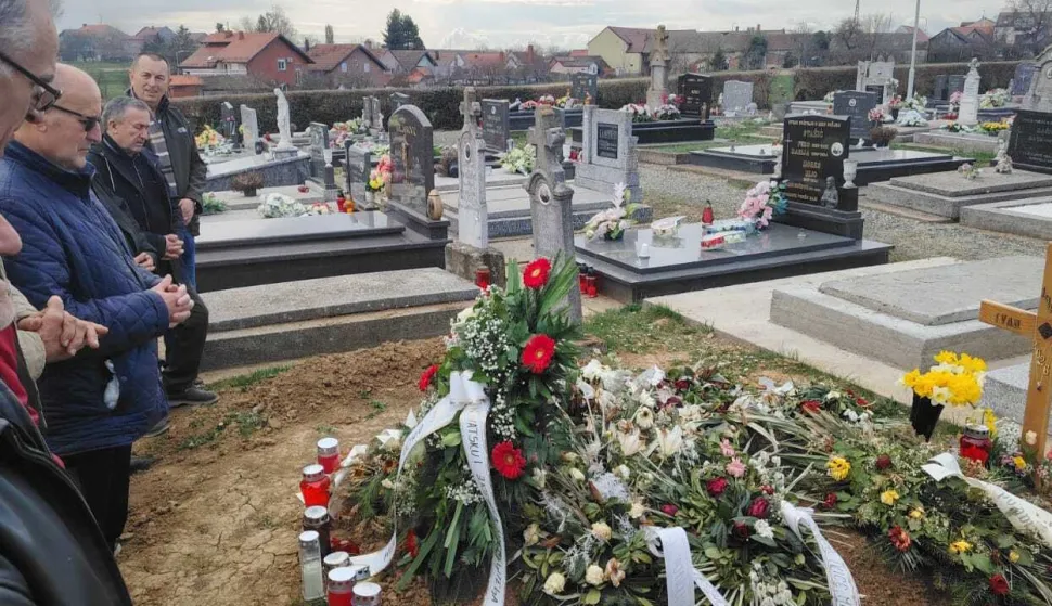 Satnica ĐakovačkaUtemeljitelji HDZ-a Đakova i Đakov&scaron;tine na grob Ivana Tarnaja položili su vijenac i zapalili svijećeOžujak 2026.