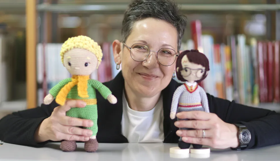 Kreativna Osječanka izlaže u knjižnici: Mirandine heklane lutkice kao da su iskočile iz knjiga