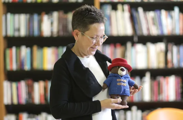 Kreativna Osječanka izlaže u knjižnici: Mirandine heklane lutkice kao da su iskočile iz knjiga