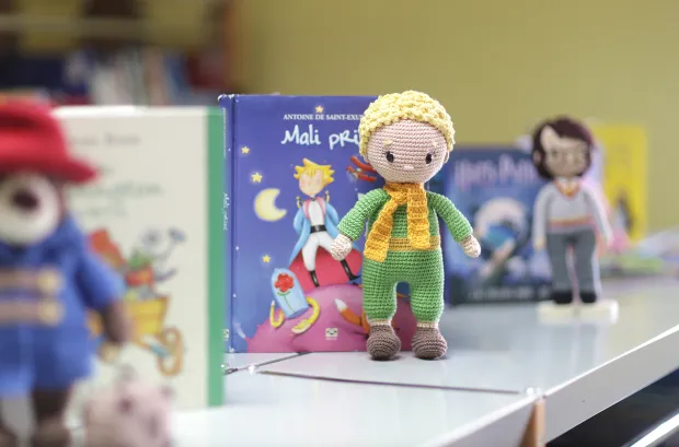 Kreativna Osječanka izlaže u knjižnici: Mirandine heklane lutkice kao da su iskočile iz knjiga