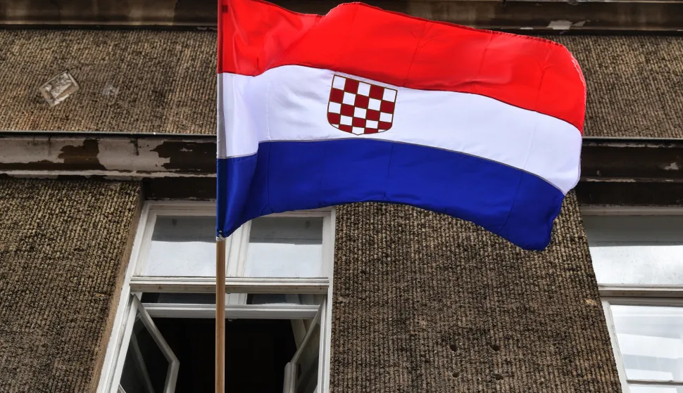30.04.2019., Zagreb - Policija je usla u prostore Neovisnih za Hrvatsku zbog zastave sa sahovnicom.rPhoto: Sandra Simunovic/PIXSELL        Bijelo polje