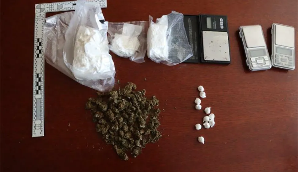 Kokain, marihuana, mobiteli, droga, ilustracija