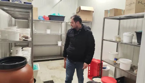 Očajni vlasnik gleda prazno spremi&scaron;te