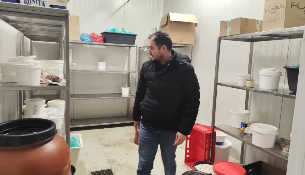 Očajni vlasnik gleda prazno spremi&scaron;te