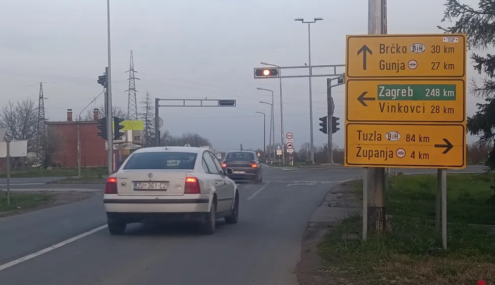 Na bo&scaron;njačkom raskrižju, ulaz u Županjufoto: Marija Le&scaron;ić Omerović