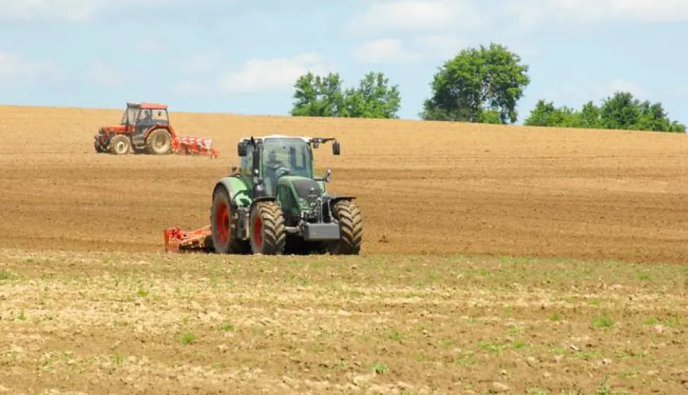 11.05.2014., Garesnica, Veliki Pasijan - Suncan dan poljoprivrednici su iskoritili za rad u polju, odnosno nastavak sadnje i sjetve. Traktrori su u punom pogonu, a zemlja se priprema za sadnju raznih poljoprivrednih kultura. Photo: Damir Spehar/PIXSELL------četiri stupca novosti