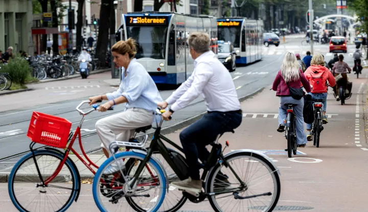 epa12329725 Cyclists without helmet ride on a bike path near Sarphatistraat in Amsterdam, Netherlands, 28 August 2025. The government wants to make helmets mandatory for electric bikes for children up to 18 years of age. EPA/RAMON VAN FLYMEN