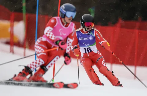 Cortina d'Ampezzo, 14.03.2026 - Hrvatska paraolimpijka Karla Kordić i njena vodičica Iva Hr&scaron;ak tijekom prve vožnje slaloma, slabovidni, na Paraolimpijskim igrama Milano-Cortina 2026.foto HINA/ Damir SENČAR/ ds