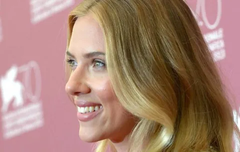 epa04490396 (FILE) The file picture dated 03 September 2013 shows US actress Scarlet Johansson posing at a photocall for 'Under the Skin' during the 70th annual Venice International Film Festival, in Venice, Italy. Scarlett Johansson will turn 30 on 22 November 2014. EPA/CLAUDIO ONORATI------MOZAIK, 1 stupac