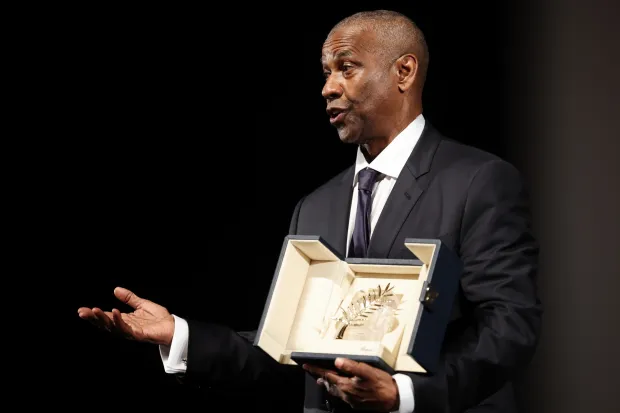 epa12117580 US actor Denzel Washington receives the Honorary Palme d'Or ahead of the screening of the film "Highest 2 Lowest" during the 78th annual Cannes Film Festival, in Cannes, France, 19 May 2025. The film festival runs from 13 to 24 May 2025. EPA/VALERY HACHE/POOL MAXPPP OUT