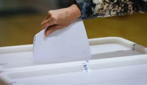 Ljubljana, 18.11.2018 - U nedjelju ujutro u sedam sati otvoreno je oko 3600 biralita u Sloveniji, a na redovnim lokalnim izborima glasuje se o sastavu općinskih vijeća i za načelnike u 212 općina. Na slici glasačka kutija u Kamniku. foto HINA/ STA/ Anze Malovrh/ ua